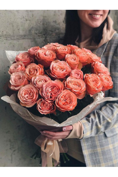 Свіжозрізані квіти троянди Кахала у букеті